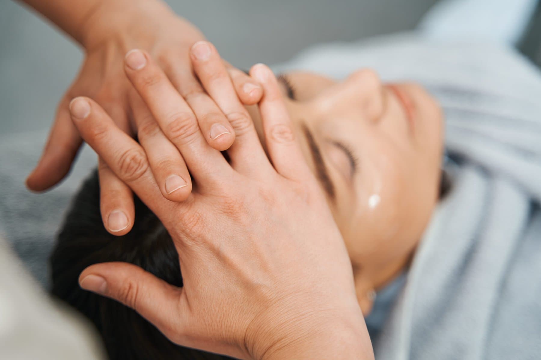 Close-up of a relaxing head and shoulder treatment